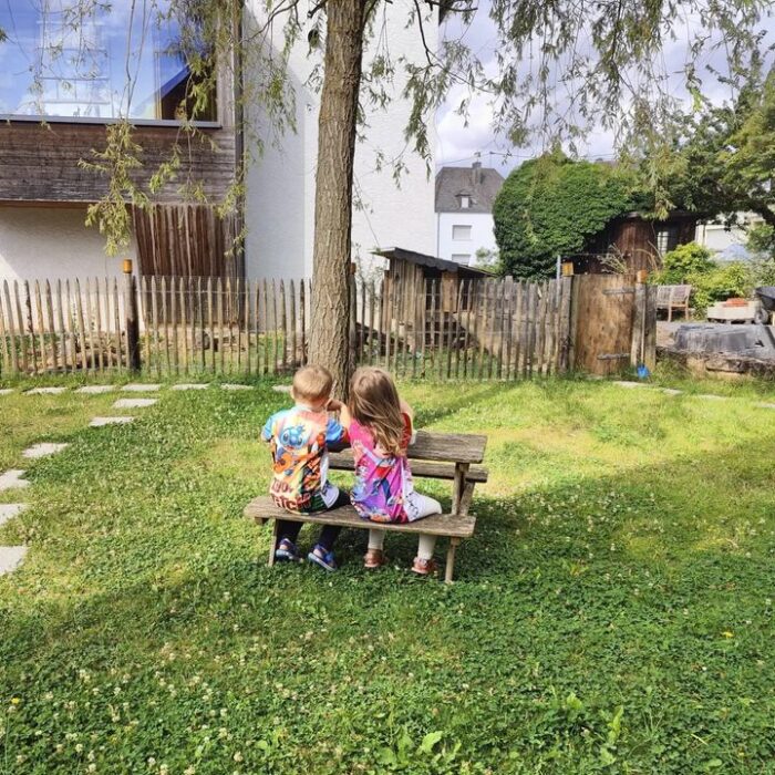 Unsere Terrasse bei der #engelshof Molkerei lädt zum verweilen ein. Vielen Dank @justinamaas für die schönen Bilder🩷.

Für alle die uns in #Hetzerath noch nicht besucht haben: Unsere Molkerei ist täglich von morgens ca. 7 Uhr, meistens auch schon früher (Sonntags dafür auch mal später) bis Abends 19:00 Uhr geöffnet (im Sommer eher 20:00 Uhr).
Im Laden gibt ein grosses Kühlregal, wo ihr euch an unseren Frucht -und Naturjoghurts, Quark und frischer Vollmilch bedienen könnt. Achtung hier ist Selbstbedienung angesagt, bringt also einigermaßen passendes Geld mit, welches ihr in unsere Kasse hineinwerft. Hier könnt ihr auch durch ein grosses Fenster einen Blick in die Produktion werfen und vielleicht läuft gerade der Milchabfüller oder der Rundläufer und ihr seht wie unsere Produkte entstehen.

Draussen gibt es einige Sitzgelegenheiten, hier könnt ihr euch immer gern eine Pause gönnen, und dabei vielleicht einen Joghurt genießen (im Inneren stehen immer Löffel für euch bereit). Nebenbei könnt ihr unseren Kaninchen zuschauen, Paula, Bobby, Ronja und Lotti leben nämlich direkt neben der Molkerei.

Wir freuen und auf euren Besuch ♡ euer Team vom engelshof

#regionaleinkaufen #milchprodukte #frischergehtsnicht